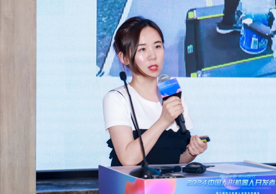 星空电竞机器人演讲 3.png